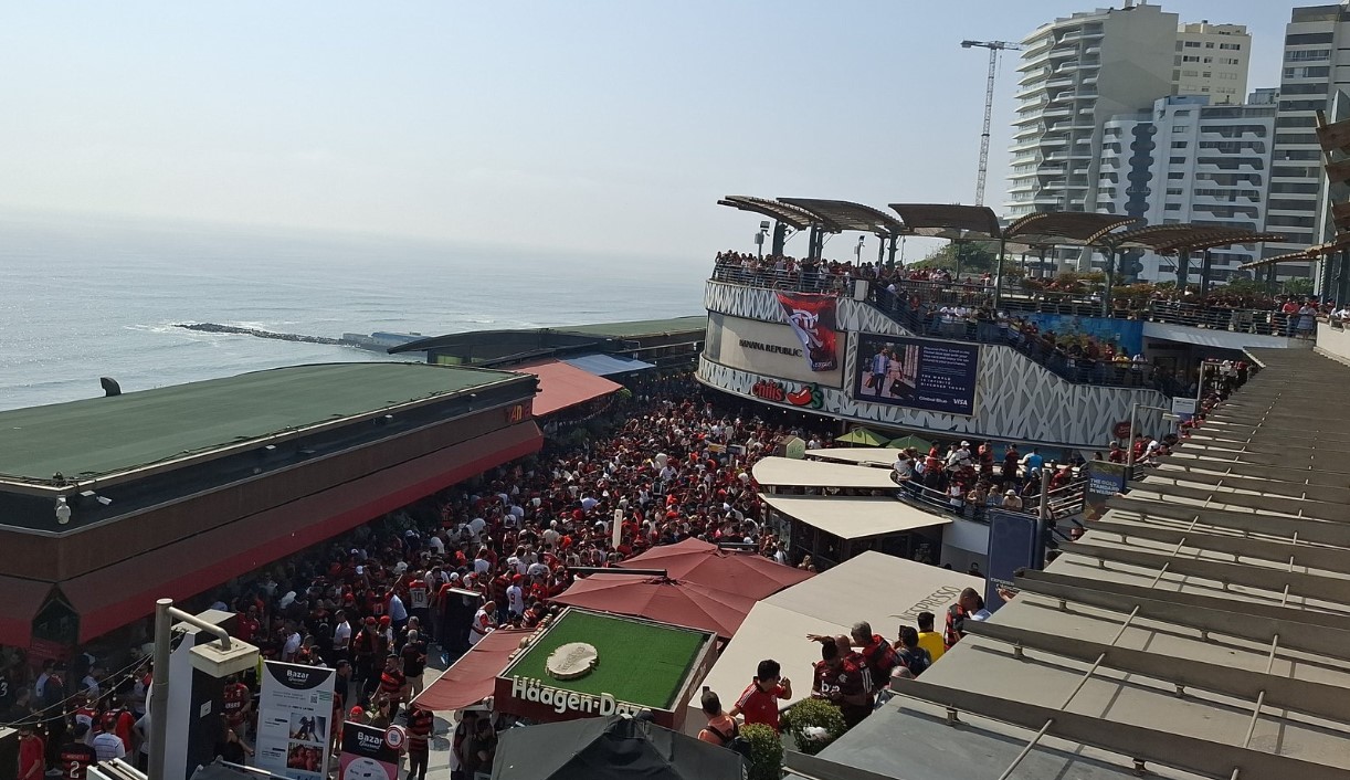 Miraflores: Restringen acceso de hinchas brasileños a Larcomar por exceso de aforo