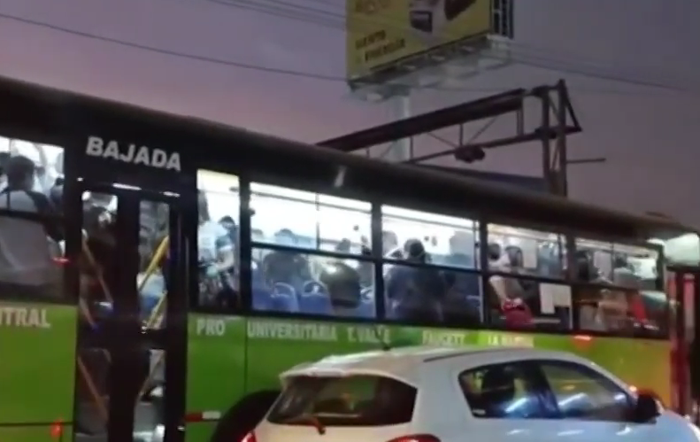 ¡Terror en avenida Faucett! pasajeros de bus casi son embestidos por locomotora