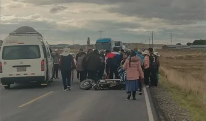 Microbús embiste motocicleta en Puno: accidente deja un muerto y un herido de consideración