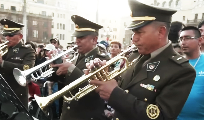 Pusieron a bailar a todos: Ejército Peruano realiza una Retreta Dominical en la Plaza de Armas