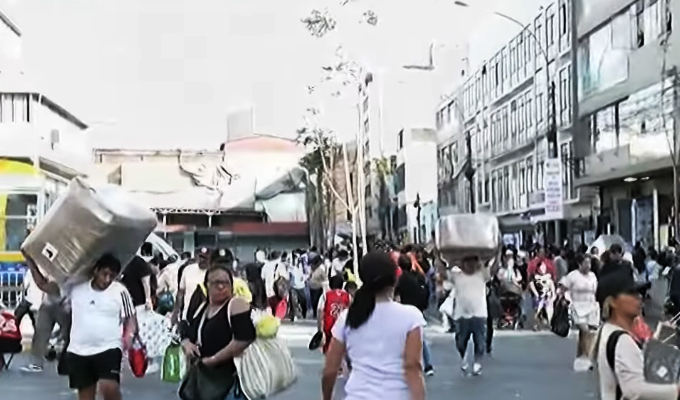 Faltan 25 días para Navidad: Así luce Mesa Redonda llena de comerciantes y compradores