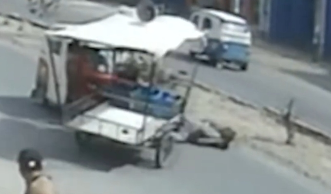 Mototaxi arrolla a pareja en triciclo: conductor huye a pie tras brutal choque en Carabayllo