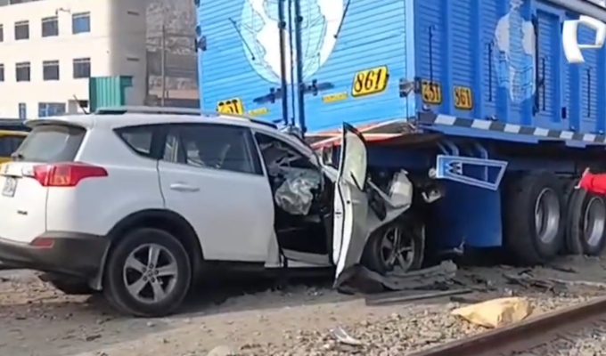 Ate: conductor muere tras estrellarse contra camión estacionado en la Carretera Central