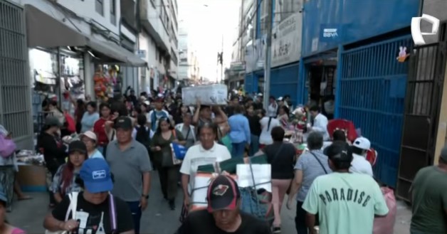Caos en Mesa Redonda por miles de personas que visitan centro comercial por Navidad