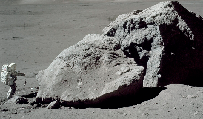 Científicos abrieron un objeto lunar guardado desde 1975 y se topan con un descubrimiento sorprendente