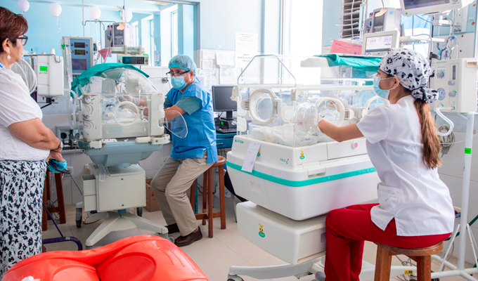 Un vuelo por la vida: EsSalud traslada en ambulancia a&eacute;rea a beb&eacute; prematura en estado cr&iacute;tico desde Piura a Lima