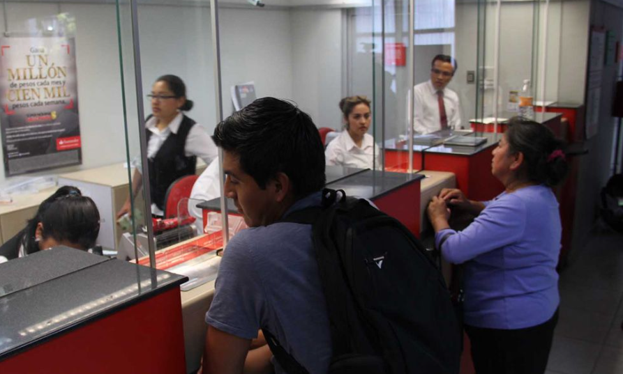 Proponen que trabajadores bancarios no usen celulares durante su jornada laboral