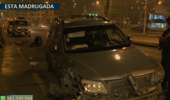 Camioneta derriba poste de alumbrado en La Victoria y deja a conductora herida