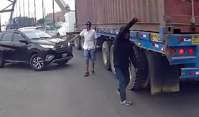 Denuncian que sujetos amenazan a conductores a cambio de "propinas" para dejarlos circular