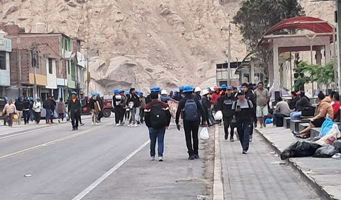 Mineros informales bloquean la Panamericana Sur en Arequipa: cientos de vehículos están varados