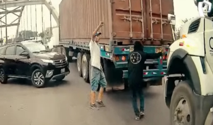 Dos jóvenes “cuidan” tránsito en puente Fernando Belaúnde Terry ante ausencia policial