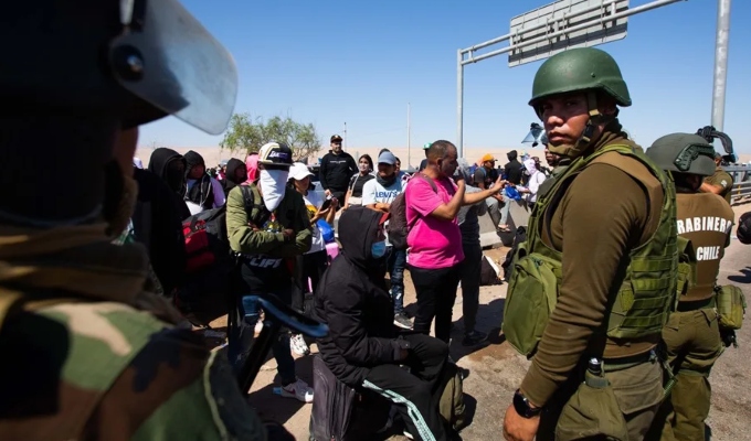Ministro de Chile niega que exista una crisis migratoria en la frontera con Perú