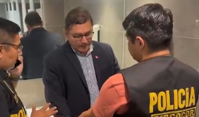 Detienen a fiscal acusado de recibir coima de 3 mil dólares en un baño de centro comercial