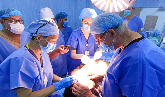 Niño de 14 años logra oír normalmente gracias a trabajo conjunto de médicos de EsSalud y EEUU