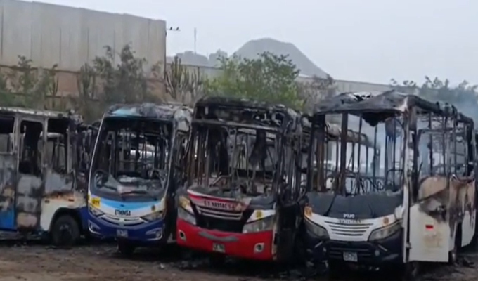 Ate: investigan causas de incendio que consumió 18 buses en cochera