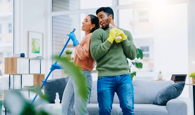 ¿Te gusta cantar mientras trabajas, te bañas o limpias? La ciencia confirma que mejora la salud