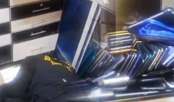 PNP encuentra “caletas” con cientos de celulares robados en galerías de Las Malvinas