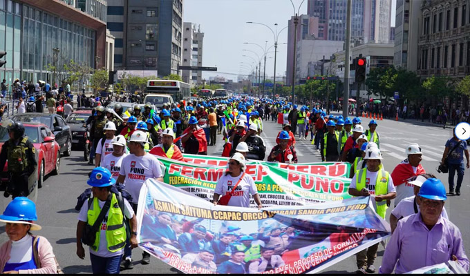 Av. Abancay: mineros informales marchan exigiendo que el Congreso apruebe la ampliación del Reinfo