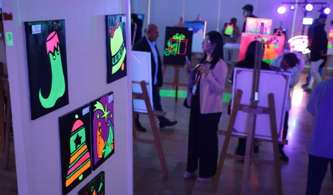 &ldquo;Navidad en ne&oacute;n&rdquo;: j&oacute;venes con discapacidad inauguran muestra art&iacute;stica inclusiva