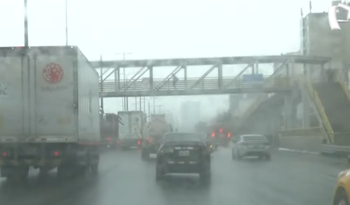 Lima amanece con intensa llovizna: garúa complica tránsito en Panamericana Sur