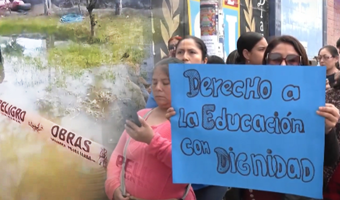 Protestan por inundaciones por falla en troncal de desagüe en colegio de SJM