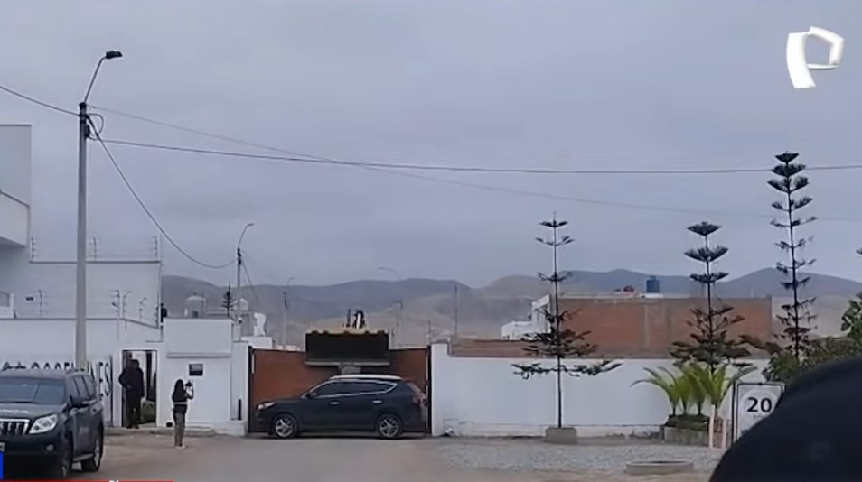 Derriban portones en propiedad de Zamir Villaverde tras orden del Tribunal Constitucional