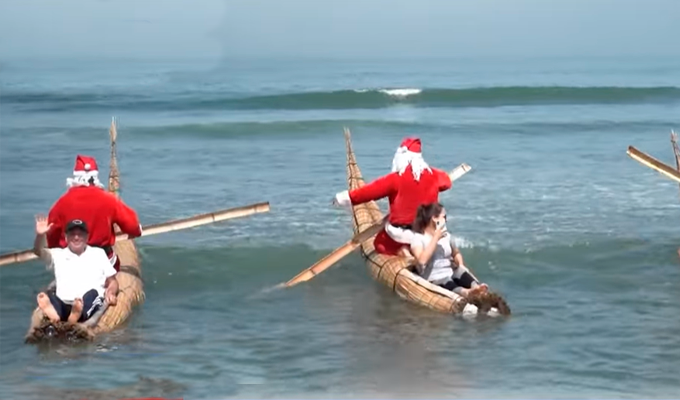 La Libertad: Pescadores de Huanchaco reciben diciembre vestidos de Papá Noel