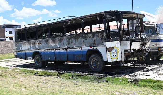 Incendian ómnibus de conocido instituto pedagógico en Junín: hay dos sujetos detenidos