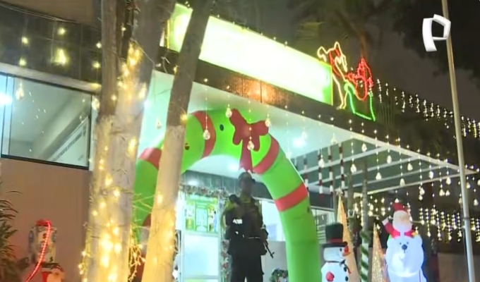 Comisaría de Barranco se vuelve "instagrameable" con llamativa decoración navideña