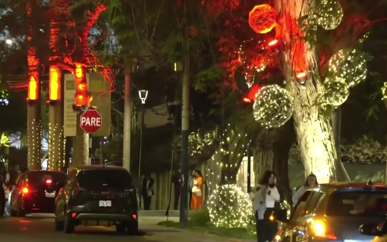 San Isidro enciende la magia: calle David Hernández está llena de luces por Navidad