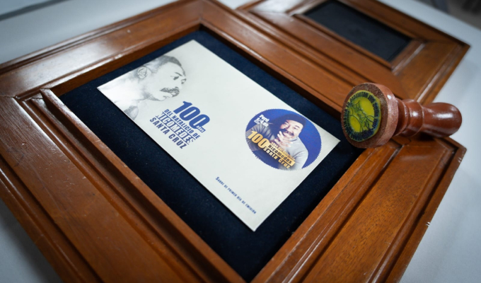 Presentan sello postal en homenaje a Nicomedes Santa Cruz en el año del centenario de su nacimiento