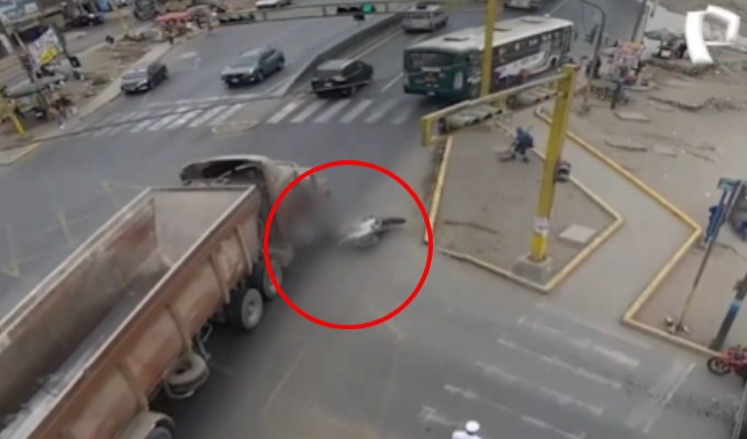 Tragedia en la Panamericana Norte: policía de tránsito cae de su moto y muere atropellado por camión