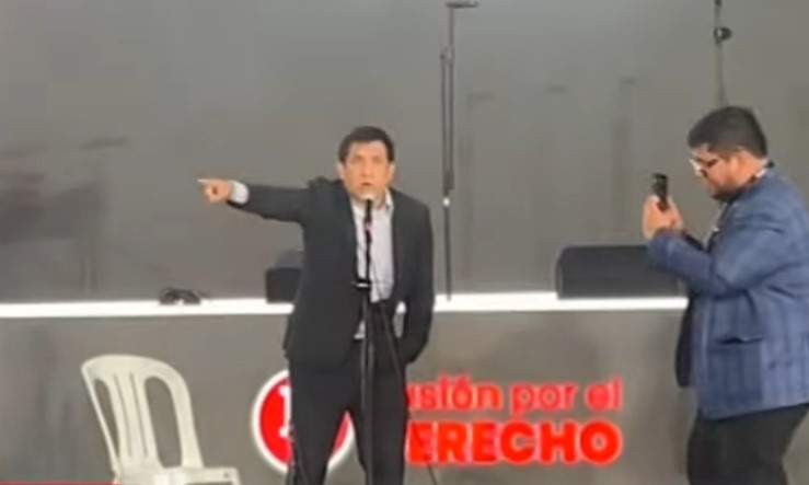 Juez Concepción Carhuancho sorprende al cantar “Triciclo Perú” durante evento