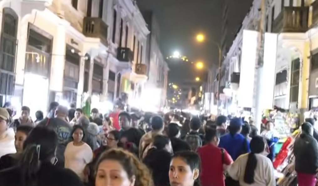 Caos en Mesa Redonda: familias abarrotan emporio comercial durante feriado largo