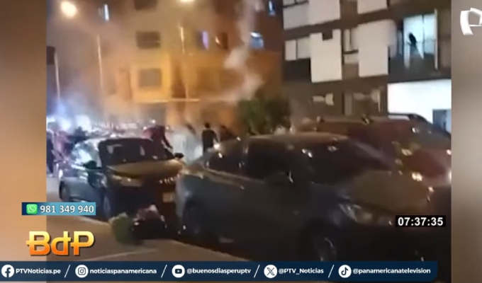 Vecinos de Lince están hartos: barristas bloquean avenida y detonan pirotécnicos