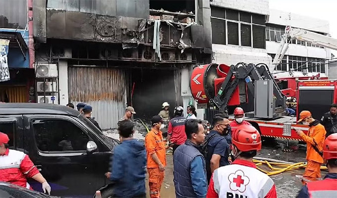 Al menos 20 muertos y 15 heridos deja voraz incendio en un edificio residencial de Indonesia