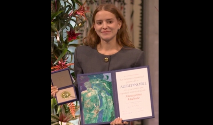 Hija de María Corina Machado recibe el Premio Nobel de la paz 2025 en su nombre