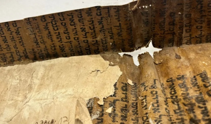 Hallan un fragmento de la Torá del siglo XIV oculto en un libro parroquial de La Rioja