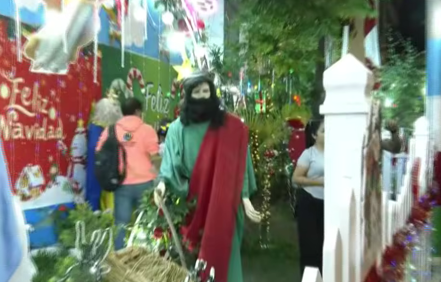 Comas: ya se vive la Navidad con hermosos adornos y luces