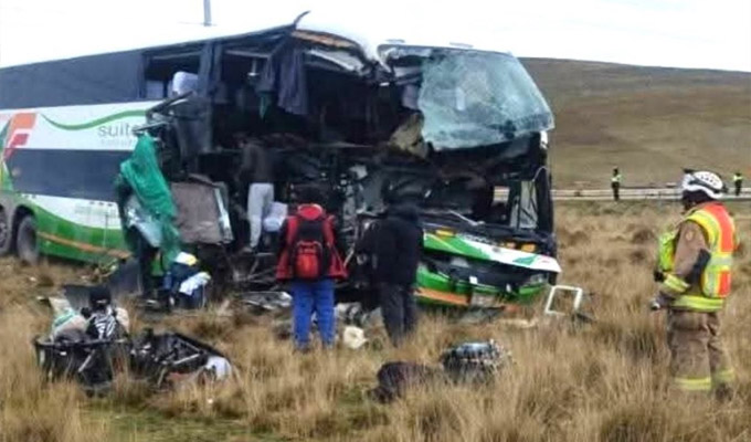 Carretera Central: al menos 2 muertos y 15 heridos deja choque frontal entre ómnibus y camión