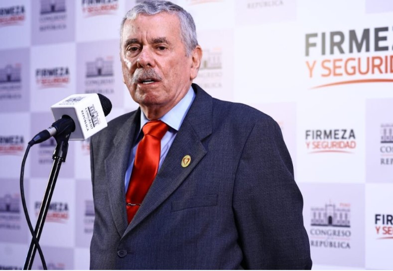 Rospigliosi propone ley para eximir de responsabilidad penal a policías y militares si usan sus armas en protestas