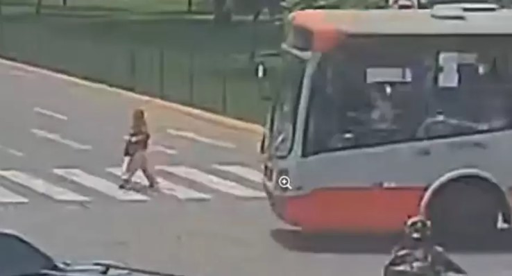 Adulta mayor pierde parte de una pierna tras ser arrollada por bus del Corredor Rojo