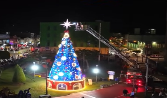 Callao: Plaza Casanave deslumbra con árbol gigante, casa de Papá Noel y la singular cueva del Grinch