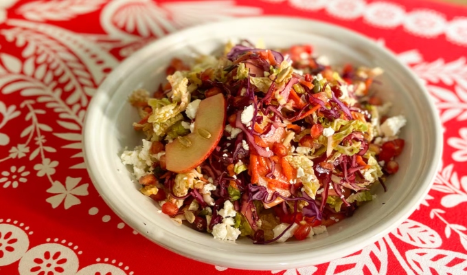 Ensalada navideña perfecta para acompañar carnes: conoce cómo prepararla en 20 minutos