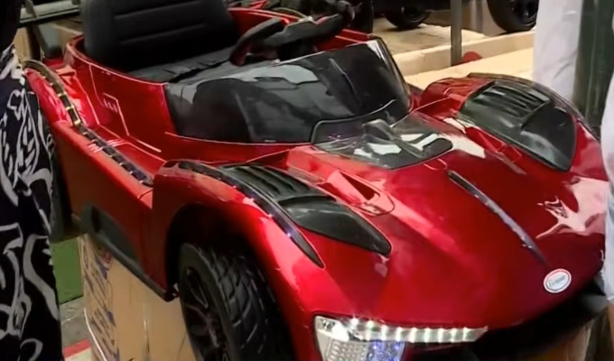 Con luces LED y bluetooth: novedosos vehículos de juguete se venden en la avenida Grau