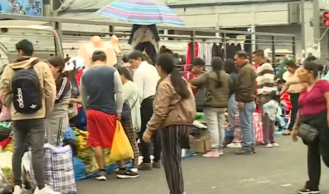 Vendedores ambulantes toman puente Ayacucho en el Centro de Lima