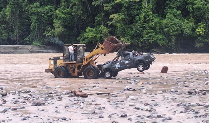 Gigantesco huaico arrastra camioneta en Oxapampa: sus dos ocupantes lograron escapar a tiempo