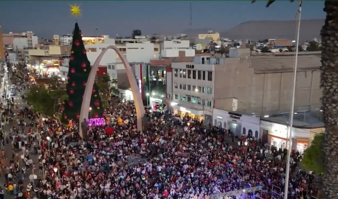 Encienden el árbol navideño más alto del Perú en Tacna