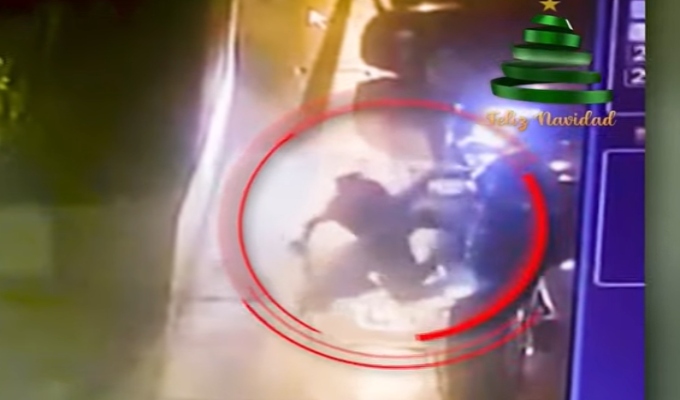Miraflores: cámaras registran violento intento de robo a ciudadano colombiano