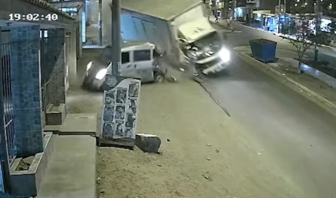 Camión pierde el control y se estrella contra combi en Jicamarca